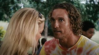 Matthew McConaughey in a tye-dye shirt talking to Kate Hudson.