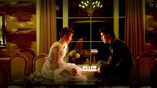 Molly Ringwald and Michael Schoeffling as Sam and Jake Ryan cake kiss moment in Sixteen Candles