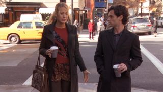 Dan and Serena walk around the streets of New York in Season 5 of Gossip Girl